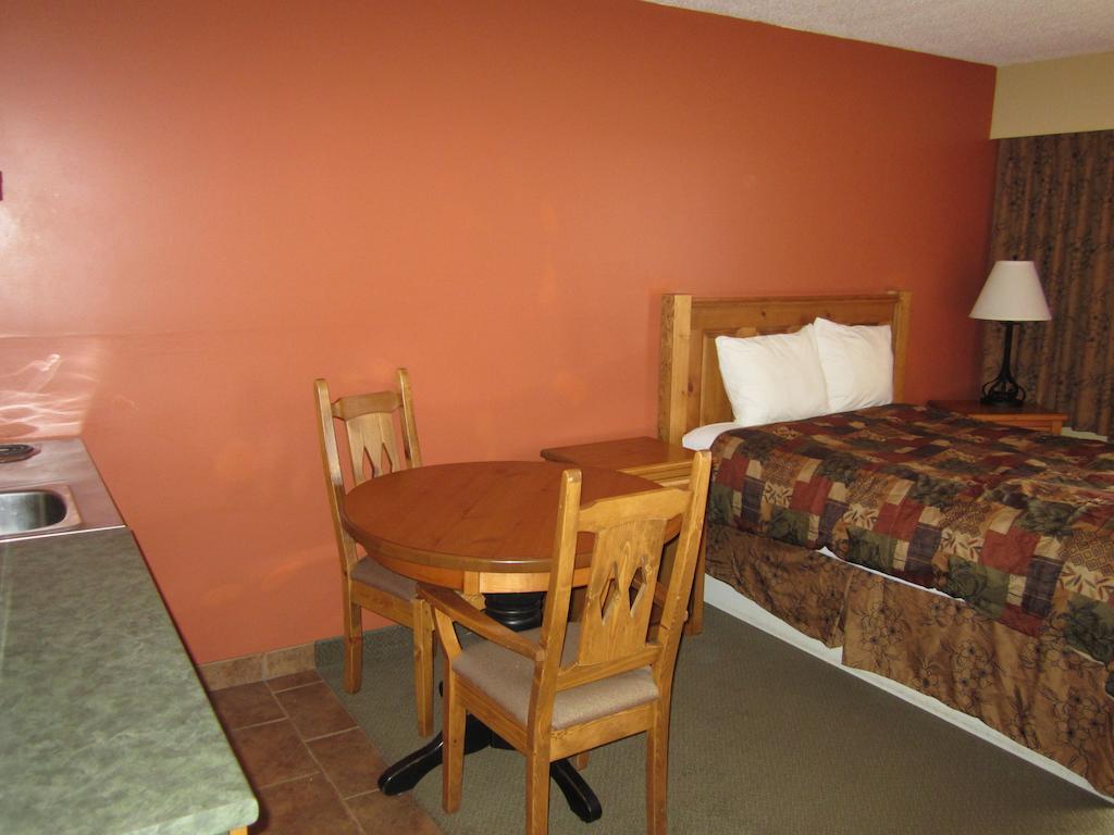 The Pine Inn Chetwynd Rom bilde