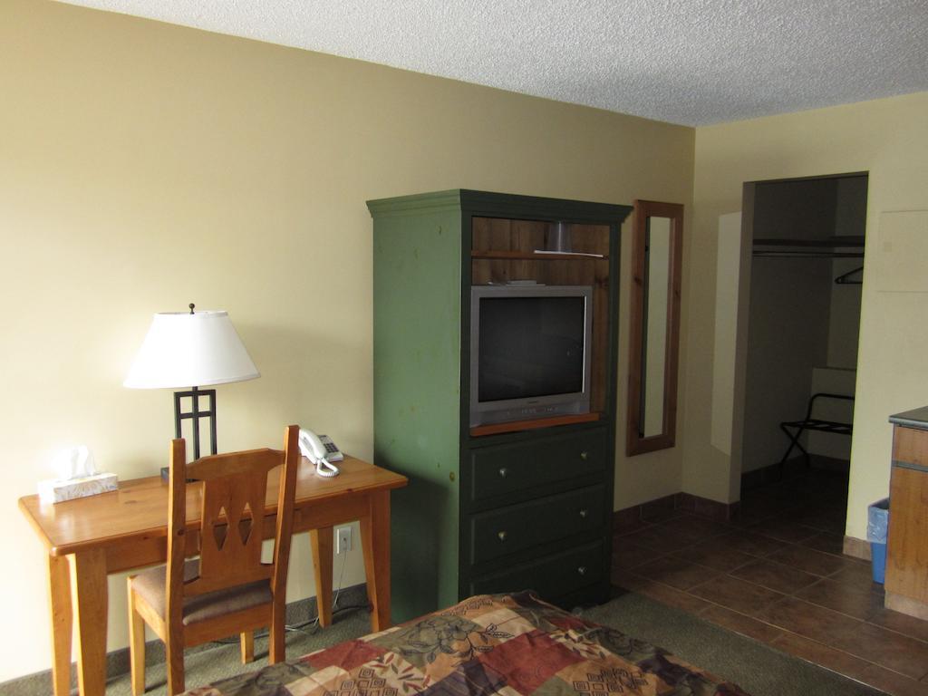 The Pine Inn Chetwynd Rom bilde