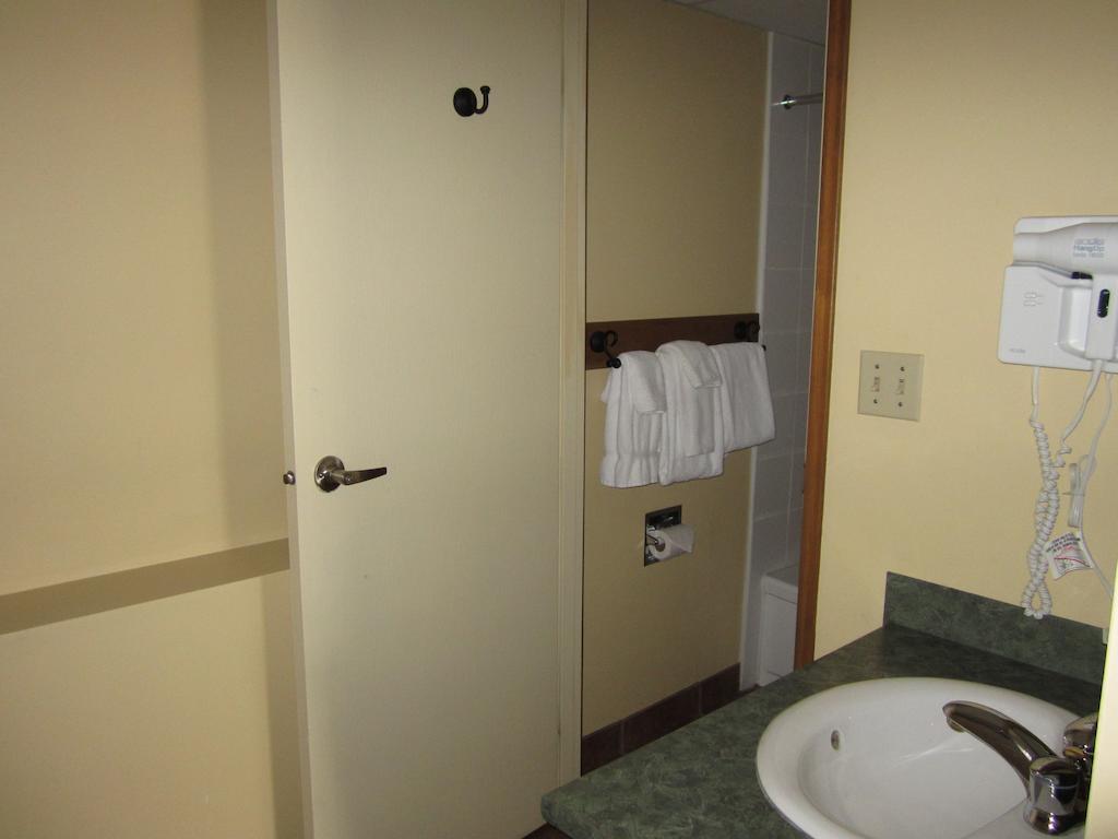 The Pine Inn Chetwynd Rom bilde