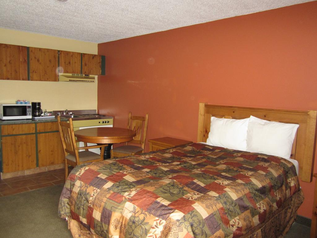 The Pine Inn Chetwynd Rom bilde