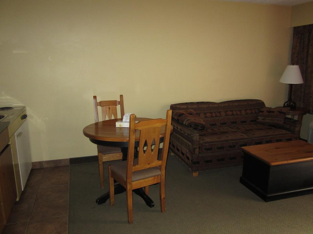 The Pine Inn Chetwynd Rom bilde