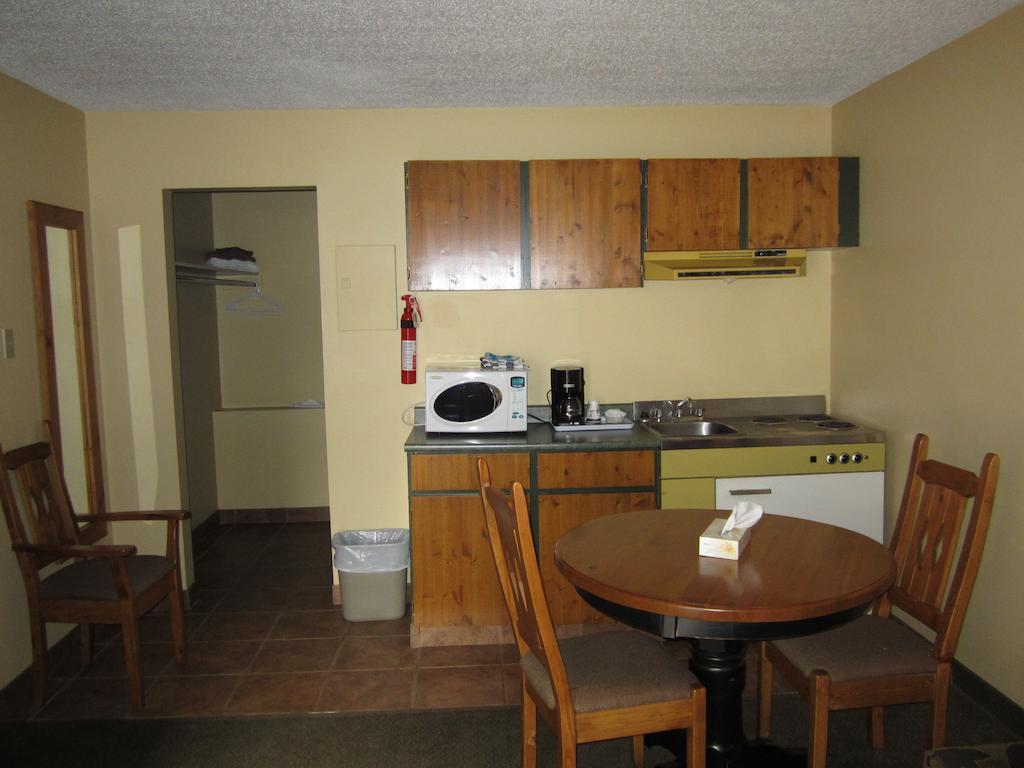 The Pine Inn Chetwynd Rom bilde